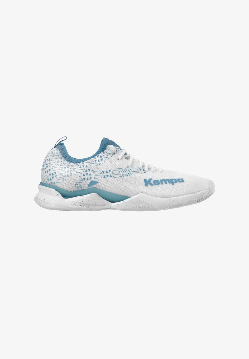 Witte sportschoen met turkooise accenten, met een gestructureerde bovenkant, geometrische patronen en een rubberen zool met gespikkelde details.