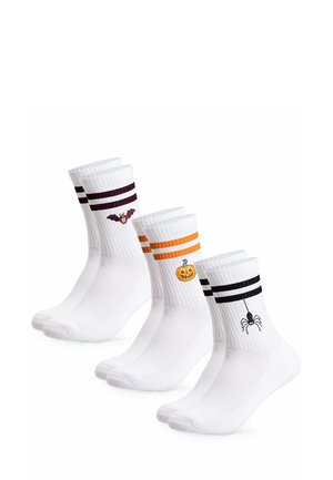 Drei Paar weiße Crew-Socken mit schwarzen, orangen und kastanienbraunen Streifen, jeweils mit einer Halloween-Themenikone: Fledermaus, Kürbis und Spinne.