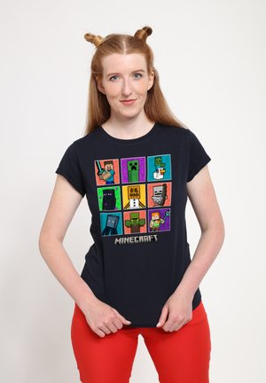 Czarna koszulka bawełniana z kolorowymi grafikami postaci z Minecrafta ułożonymi w siatkę. Krótkie rękawy i okrągły dekolt.