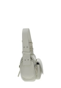 Borsa a tracolla in pelle beige con tracolla regolabile, forma rettangolare, tasca anteriore con zip e dettaglio della tasca laterale arrotondato.