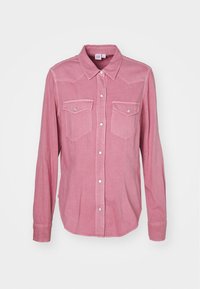 Chemise en denim rose à boutonnage avec manches longues, deux poches poitrine, fermetures à pression et empiècement style western. Texture douce et coupe décontractée.