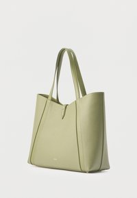 Φωτεινή πράσινη δερμάτινη τσάντα ώμου με διπλούς ιμάντες, δομημένο σώμα και διακριτικό χρυσό λογότυπο στο κέντρο μπροστά.