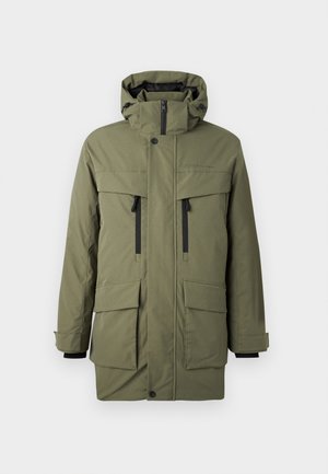 Parka isolante verte avec capuche, deux poches zippées verticales sur la poitrine, deux poches à rabat en dessous et poignets ajustables.