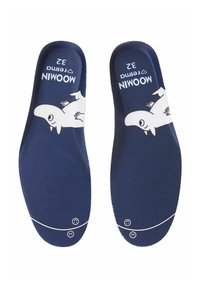 Granatowe wkładki do butów z nadrukiem w postaci kartonowego rekina oraz nazwą marki "Moomin". Gładka faktura z wyprofilowanym kształtem i białymi akcentami.