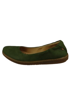 Groene suède ballerina met een ronde teen, gestikte bruine zool en een klein merkteken op de hak. Glad oppervlak overal.