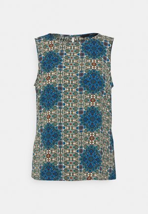 Mouwloze blouse met een ingewikkeld blauw en bruin geometrisch en bloemmotief op een beige achtergrond, voorzien van een kleine knoopsluiting aan de achterkant.