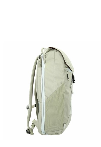 Zaino in tessuto beige chiaro, con chiusura a zip, spallacci regolabili e una tasca laterale dal design elegante e superficie texturizzata.