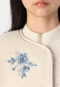 Gina Tricot Jakna iz flisa - turtledove