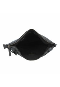 Bolso de cuero negro con cremallera superior, que muestra un interior espacioso y una textura suave. Presenta una sutil etiqueta de marca en su interior.