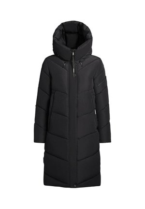 Lang svart polstret vinterjakke med stor hette, frontglidelås, sidelommer og diagonale sømdetaljer.