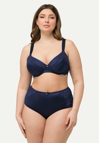 Navy blue alusvaatesari, mis sisaldab tekstuuri ja ribaga rinnahoidjat koos pitsdetailidega ning sobivat kõrge vöökohaga aluspükside komplekti dekoratiivse lipsu kaunistusega.