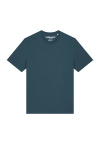 Teal t-shirt met korte mouwen van zacht materiaal. Heeft een klassieke ronde hals en een rechte zoom met een klein logo-label op de rug.