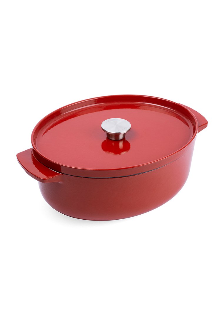 Olla de cocina ovalada roja con un acabado de esmalte suave, pomo de acero inoxidable y dos asas laterales. Presenta una tapa y un diseño sencillo.