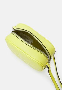 Calvin Klein Jeans SCULPTED CAMERA MONO - Torba preko tijela - absinthe