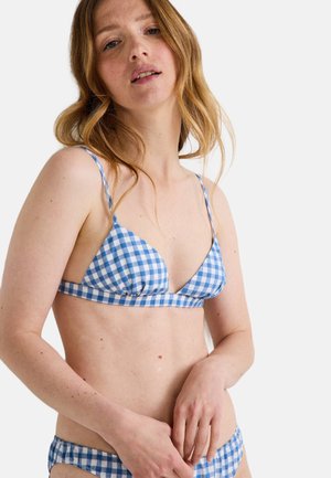 Bikini à carreaux bleu et blanc avec un haut triangulaire, des fins bretelles et des détails froncés en bas. Tissu lisse, design minimaliste.