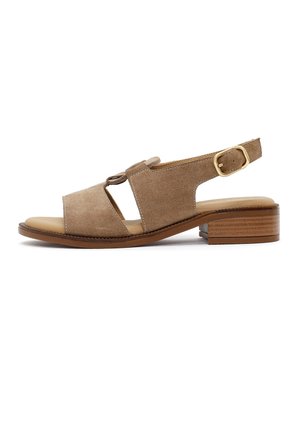 Bruine suède sandaal met open teen, lage houten blokhak, verstelbare gesp met gouden sluiting en uitsnijdingen op het bovenwerk.