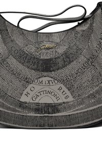 Sac hobo en cuir gris texturé avec des accents noirs. Présente un motif circulaire et un texte en relief. Logo de la marque doré en haut.
