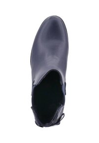 Botín de piel en azul marino, punta afilada, textura suave, inserciones elásticas en los lados y una apertura del tobillo estrecha. Sin acentos de hardware visibles.