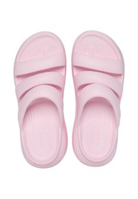 Różowe gumowe sandały z trzema szerokimi, poziomymi paskami i teksturowaną podeszwą. Lekkie, wsuwane, idealne do codziennego noszenia.
