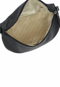 Zwarte leren tas met een gladde textuur en een gebogen vorm. Het interieur heeft een beige voering met herhaaldelijke branding. Ritsluiting.