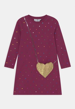 Bordowa sukienka z długim rękawem, ozdobiona wielokolorowymi cekinami w kształcie serc oraz złotą aplikacją w kształcie serca z cekinów na przodzie. Miękki, oddychający materiał.