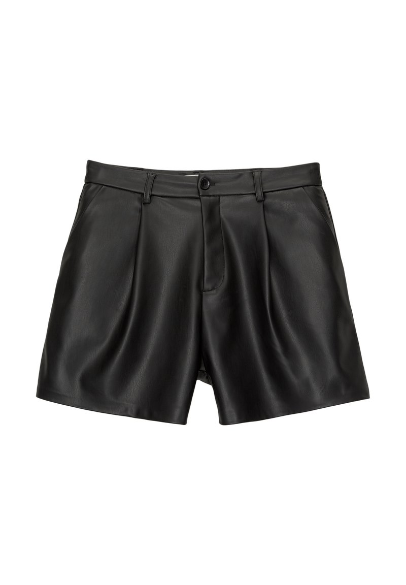 Pantaloni corti in pelle nera con una texture liscia, dotati di chiusura frontale con bottone, pieghe e passanti per cintura. Forma pulita e sartoriale.