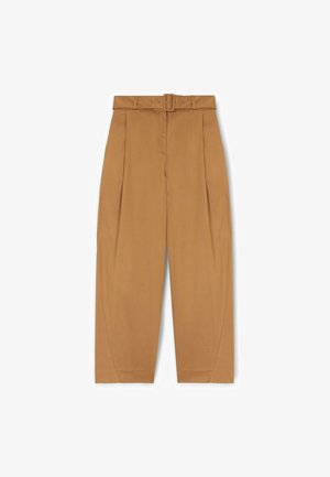 Beige Hosen mit einem Taillengürtel, gefalteter Vorderseite, geraden Beinen und glatter Stoffstruktur. Sie haben ein schlichtes Design ohne Muster.