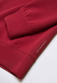 Felpa bordeaux realizzata in morbido cotone, con polsini a coste e un logo "MNG PERFORMANCE" discreto in una tonalità neutra sull'orlo.