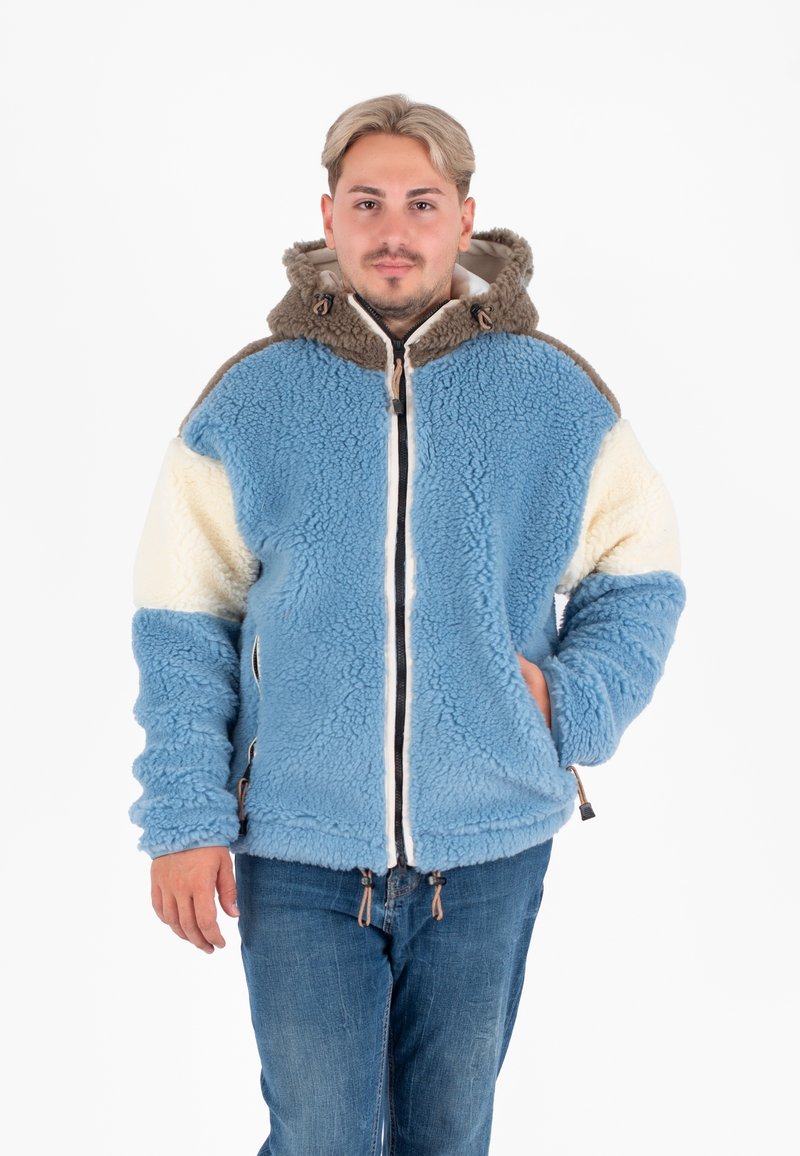 Giacca in pile con corpo blu, dettagli crema e cappuccio marrone. Ha una chiusura con zip frontale, tessuto testurizzato e cordini regolabili all'orlo.