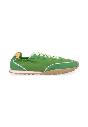 Zapatilla de perfil bajo verde con suela y cordones beige, parte superior de ante y tela, y detalle elástico en el talón, mostrada de lado.