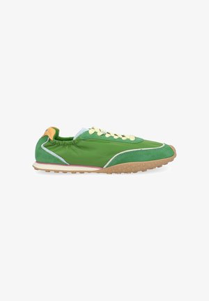 Zapatilla de perfil bajo verde con suela y cordones beige, parte superior de ante y tela, y detalle elástico en el talón, mostrada de lado.