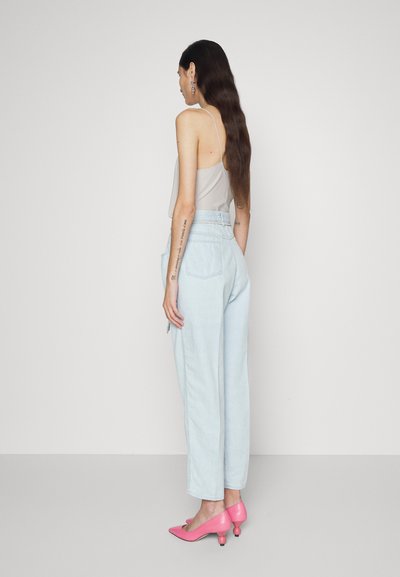 CLOSED ANNI - Calças de ganga de corte relaxado - light blue