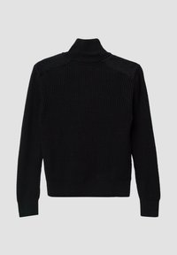 Schwarzer Strickpullover mit hohem Kragen, der ein strukturiertes Muster und glatte Schulterakzente aufweist. Gerippte Bündchen und Saum.