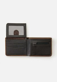Cartera de cuero negra con una ventana transparente para identificación, múltiples ranuras para tarjetas y un bolsillo con cremallera. Costuras marrones acentúan los bordes.