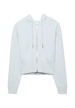 Svetlo siva skrajšana jopa z zadrgo, dolgimi rokavi, kapuco z vrvico ter rebrastimi manšetami in spodnjim robom, prikazana na belem ozadju.