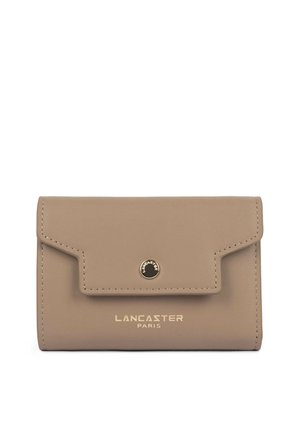 Portefeuille en cuir beige Lancaster Paris avec rabat et fermeture à bouton doré, avec bords cousus et logo de la marque en lettres dorées.