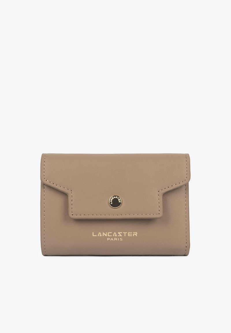Portefeuille en cuir beige Lancaster Paris avec rabat et fermeture à bouton doré, avec bords cousus et logo de la marque en lettres dorées.