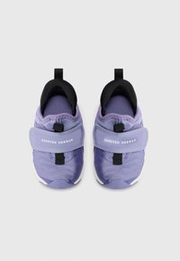 Baskets de sport violettes avec un dessus en tissu texturé, un col noir et une bande grise proéminente arborant la marque "23SEVEN JORDAN". Semelles blanches.