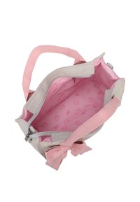 Borsa a tracolla in tela grigia chiara con interno in cotone rosa, caratterizzata da un accento a forma di fiocco, chiusura con zip e un motivo ripetuto di gatti cartoon.