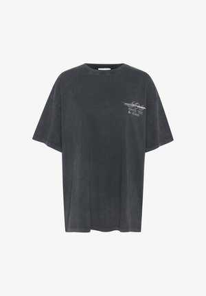 Overgrote grafietgrijze t-shirt van zacht katoen, met korte mouwen en een kleine witte grafiek op de borst.