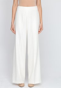 Białe spodnie o szerokich nogawkach o gładkiej fakturze, z płaskim pasem w talii i subtelnymi detalami z przodu.