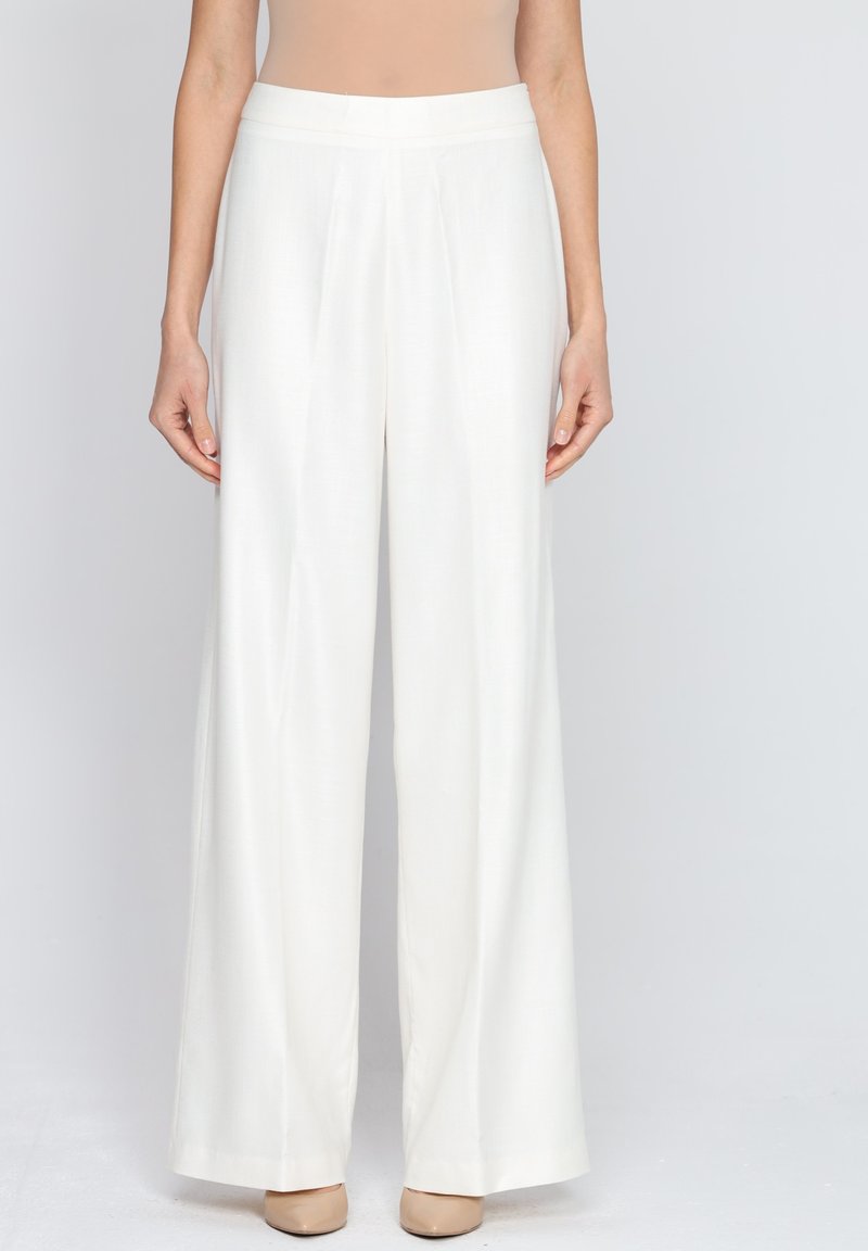 Białe spodnie o szerokich nogawkach o gładkiej fakturze, z płaskim pasem w talii i subtelnymi detalami z przodu.