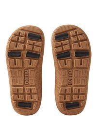Suela de zapato de goma en marrón terracota con patrones texturizados y acentos de goma negra para un mejor agarre. Presenta un logo grabado en un lado.