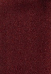 Tela texturizada de un marrón rojizo oscuro con un aspecto suave similar al fieltro y sutiles detalles fibrosos en toda la superficie.