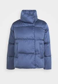 Granatowa kurtka puchowa z stójką, pikowanym wzorem, dużymi przednimi kieszeniami oraz gładką, błyszczącą teksturą.