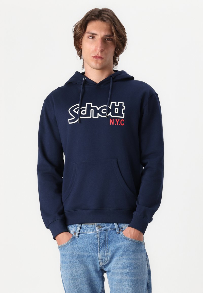 Hoodie bleu marine avec une poche kangourou à l'avant, arborant un logo "Schott N.Y.C." en blanc et rouge. Fabriqué en tissu mélangé coton avec une texture lisse.