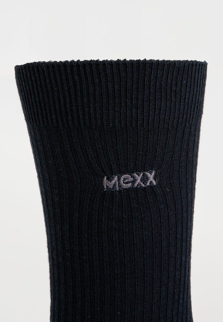 Zwarte geribbelde sok met een gestructureerd afwerking. Bevat een subtiele grijze "Mexx" logo vlakbij de bovenkant. Ontworpen voor comfort en veelzijdigheid.