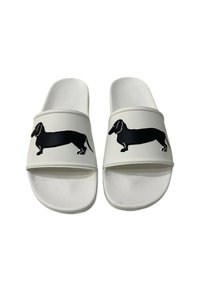 Sandali slide bianchi con suola testurizzata e silhouette di dachshund nera stampata sulle cinghie. Design semplice, senza ulteriori decorazioni.