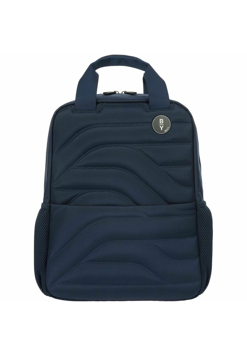 Zaino blu realizzato in tessuto testurizzato con un design a onde trapuntate, due manici superiori e una tasca laterale in rete. Dettaglio del logo circolare visibile.