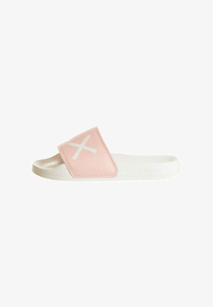 Sandalini rosa con una parte superiore testurizzata, suola bianca e un prominente design incrociato bianco. Design leggero per un uso informale.